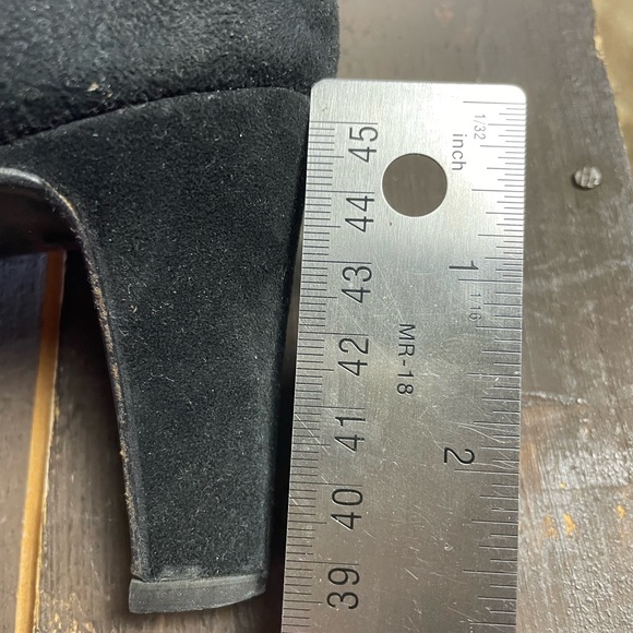 Vintage Donna Karan heels 
Black suede with a brass closure - Picture 4 of 4